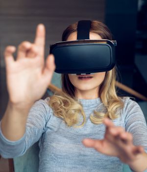 mujer con casco de realidad virtual