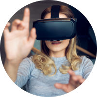 mujer con casco de realidad virtual en un marco redondo