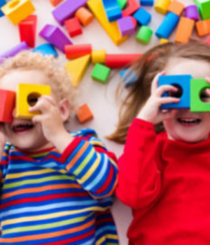 un niño y una niña jugando con bloques de colores