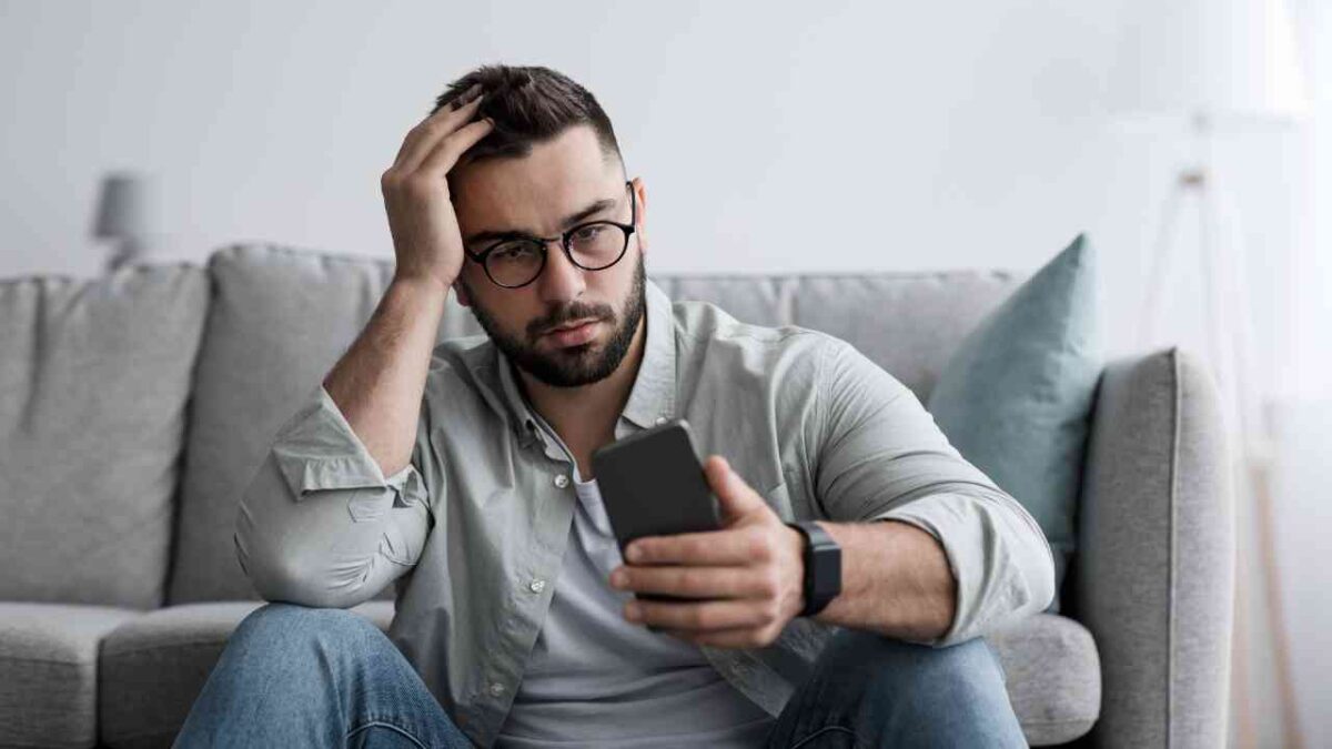 Doomscrolling: cómo impacta en nuestra salud mental y qué podemos hacer como profesionales
