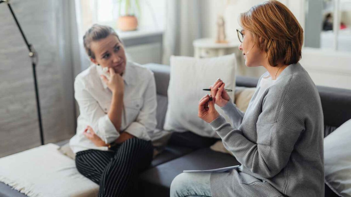 dos personas conversando