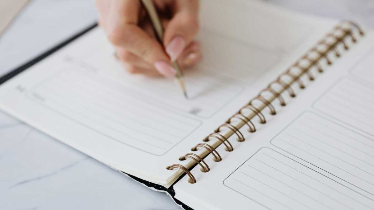 alguien escribiendo en una libreta