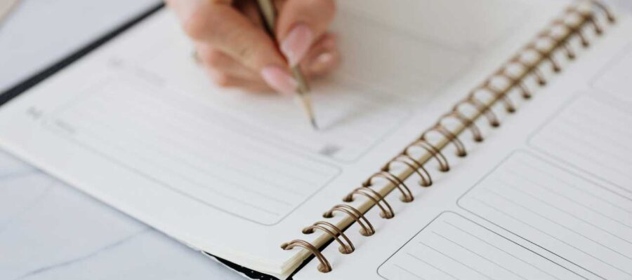 alguien escribiendo en una libreta