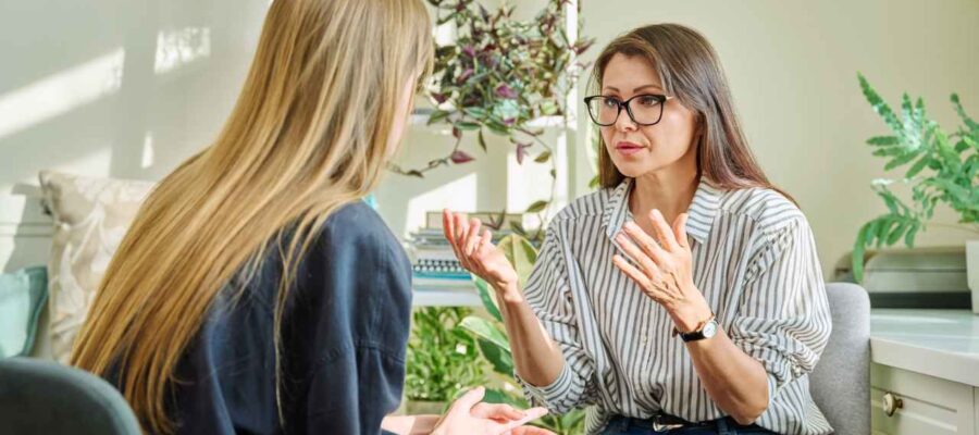 dos mujeres hablando