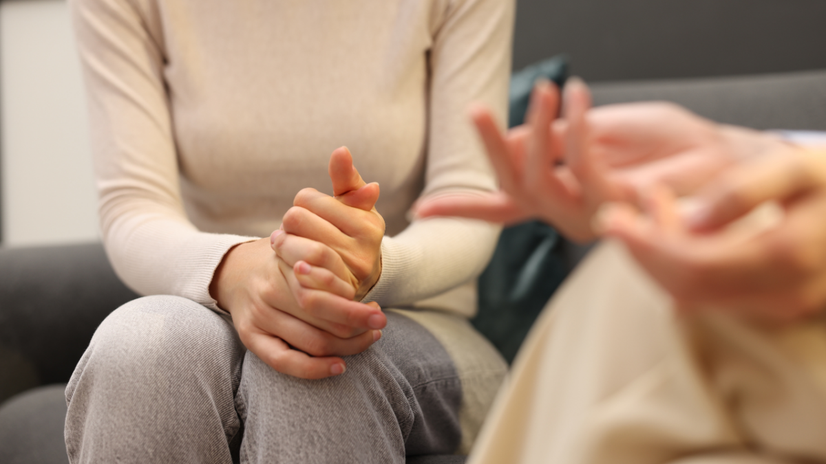 manos de personas en una sesión psicología