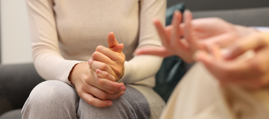 manos de personas en una sesión psicología